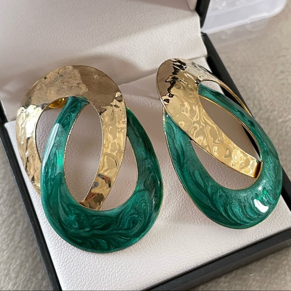 VINTAGE : Gold and Green Enamel Pierced Earrings - Picture 5 of 7